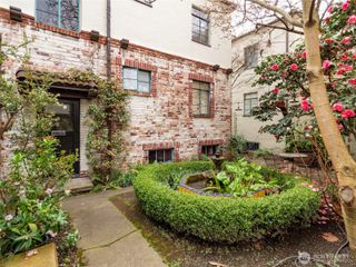 1106 NE 42nd #19, Seattle, WA 98105