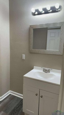 506 Fleetwood Dr, Marshall, TX 75672