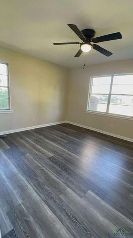 506 Fleetwood Dr, Marshall, TX 75672