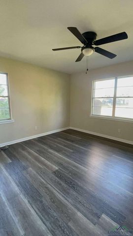 506 Fleetwood Dr, Marshall, TX 75672