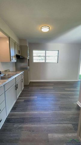 506 Fleetwood Dr, Marshall, TX 75672