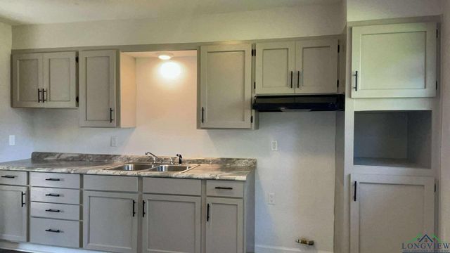 506 Fleetwood Dr, Marshall, TX 75672
