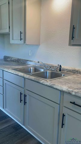 506 Fleetwood Dr, Marshall, TX 75672