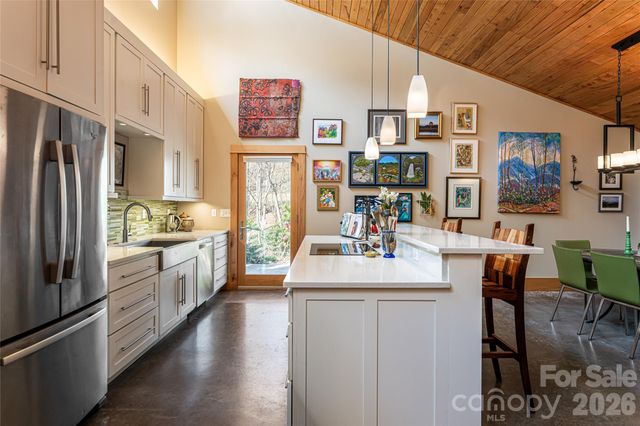 33 Robinson Creek Road, Asheville, NC 28803