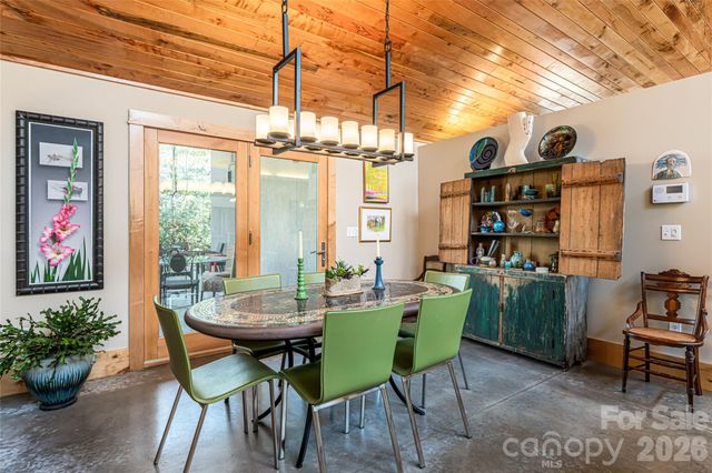 33 Robinson Creek Road, Asheville, NC 28803