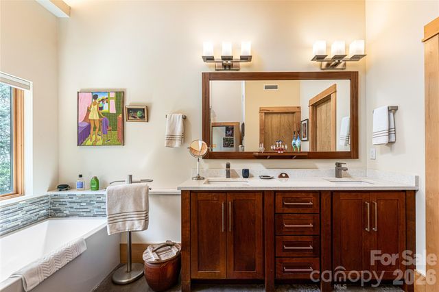 33 Robinson Creek Road, Asheville, NC 28803