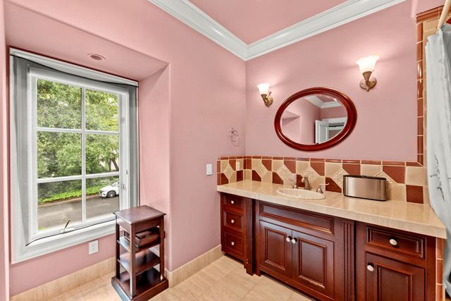 5021 Jardin Ln, Carmichael, CA 95608