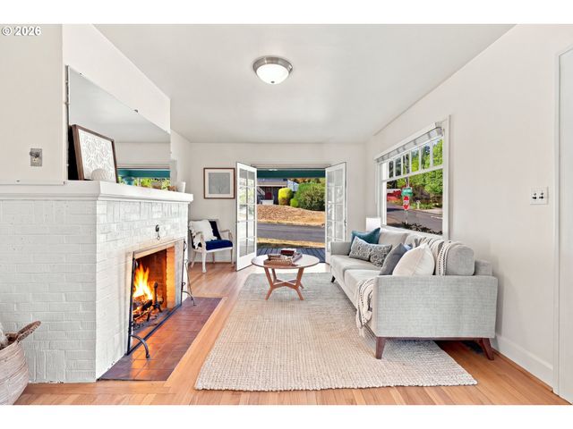 1235 Sw CHELTENHAM St, Portland, OR 97239