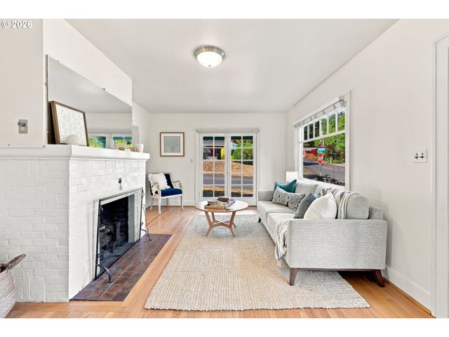 1235 Sw CHELTENHAM St, Portland, OR 97239