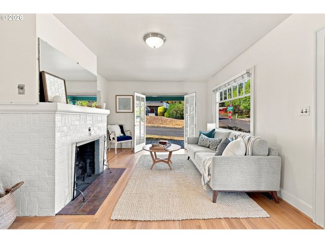 1235 Sw CHELTENHAM St, Portland, OR 97239