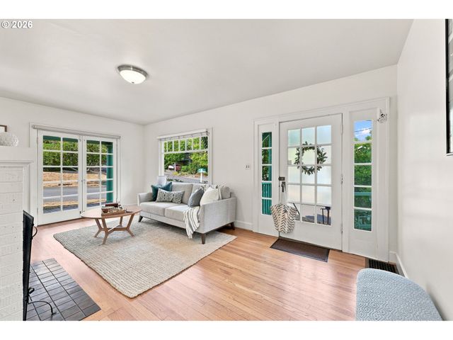 1235 Sw CHELTENHAM St, Portland, OR 97239