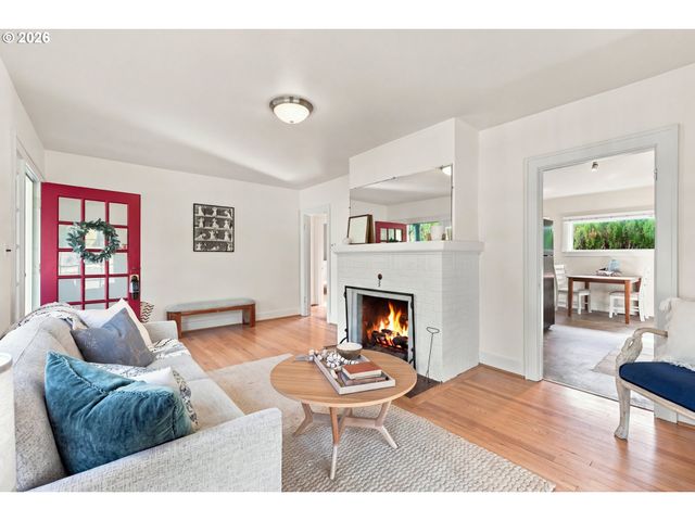 1235 Sw CHELTENHAM St, Portland, OR 97239