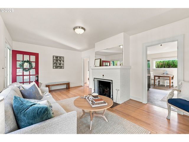 1235 Sw CHELTENHAM St, Portland, OR 97239