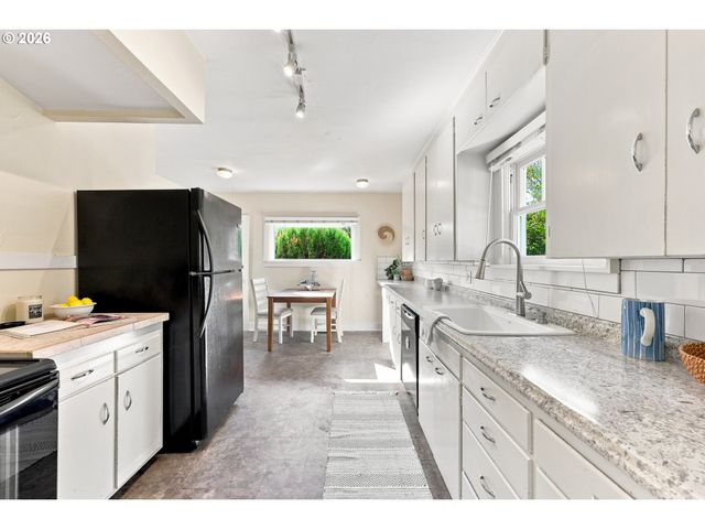 1235 Sw CHELTENHAM St, Portland, OR 97239