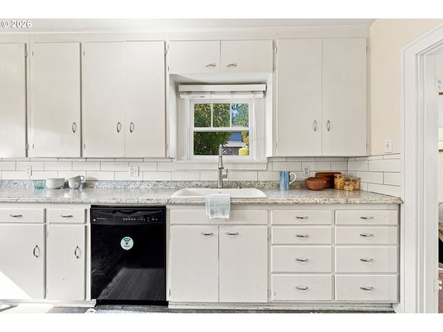 1235 Sw CHELTENHAM St, Portland, OR 97239