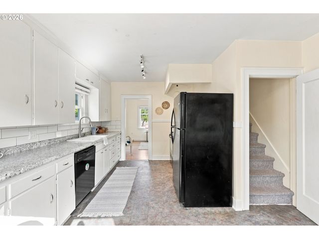 1235 Sw CHELTENHAM St, Portland, OR 97239