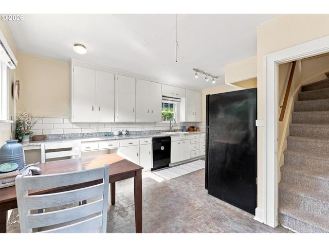 1235 Sw CHELTENHAM St, Portland, OR 97239