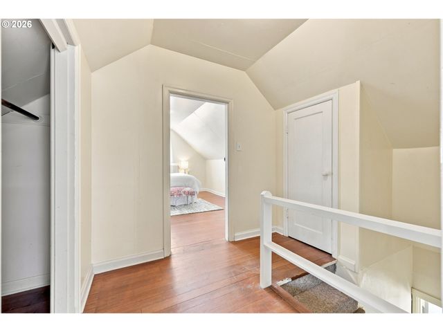 1235 Sw CHELTENHAM St, Portland, OR 97239