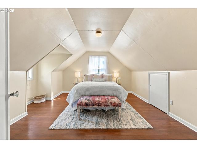 1235 Sw CHELTENHAM St, Portland, OR 97239