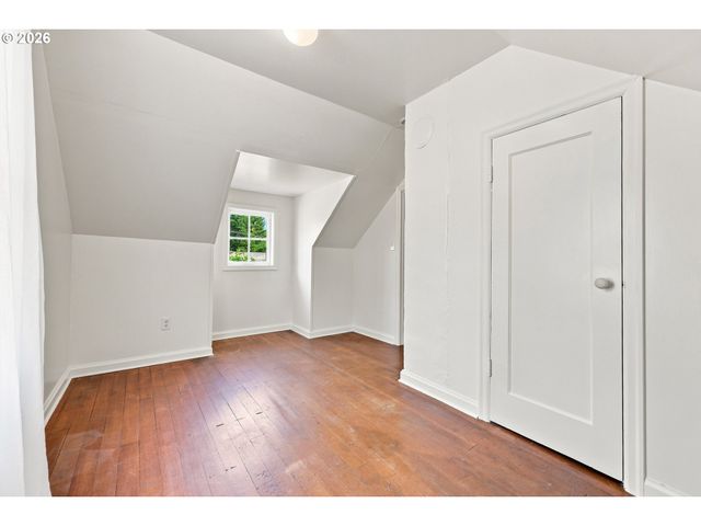 1235 Sw CHELTENHAM St, Portland, OR 97239