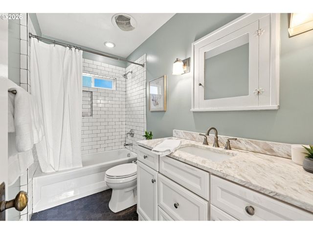 1235 Sw CHELTENHAM St, Portland, OR 97239