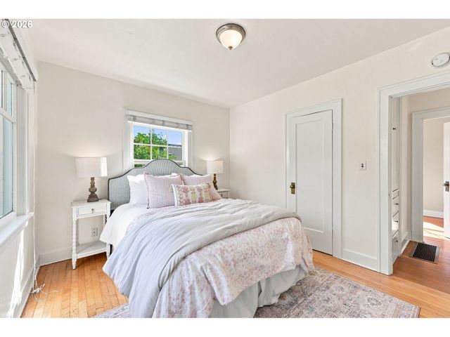 1235 Sw CHELTENHAM St, Portland, OR 97239