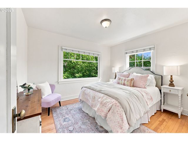 1235 Sw CHELTENHAM St, Portland, OR 97239