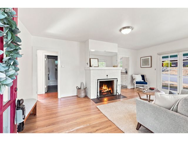 1235 Sw CHELTENHAM St, Portland, OR 97239