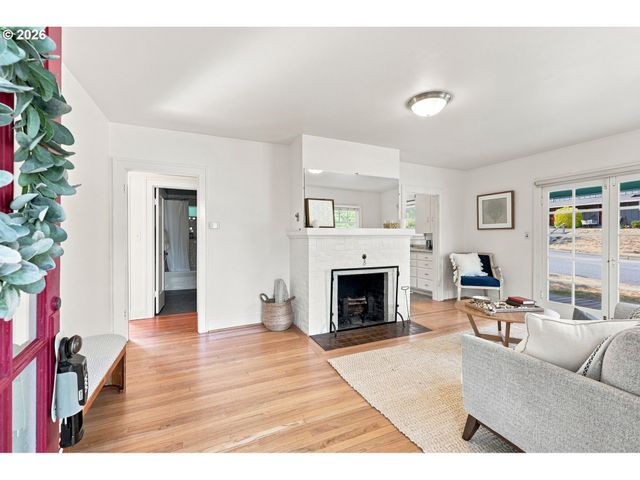 1235 Sw CHELTENHAM St, Portland, OR 97239