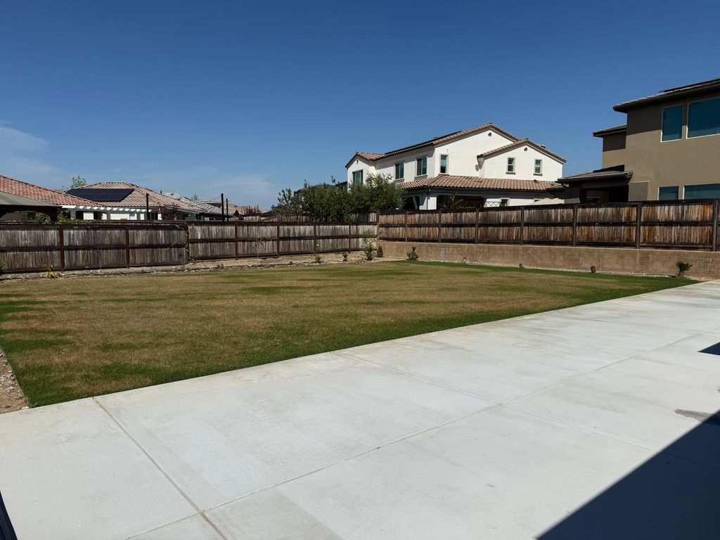 Image 15 of property listing at 1015 Horizon, Madera, CA 93636