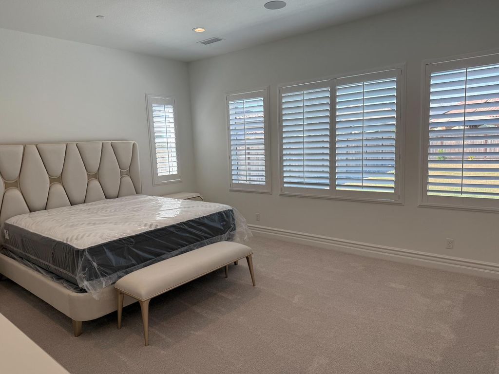 Image 5 of property listing at 1015 Horizon, Madera, CA 93636