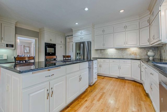 1 Club Manor Drive, Maumelle, AR 72113