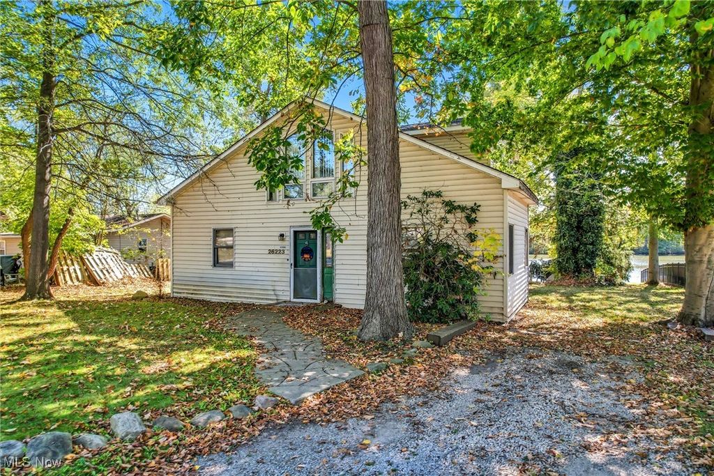 26223 Wildwood Drive, Beloit, OH 44609