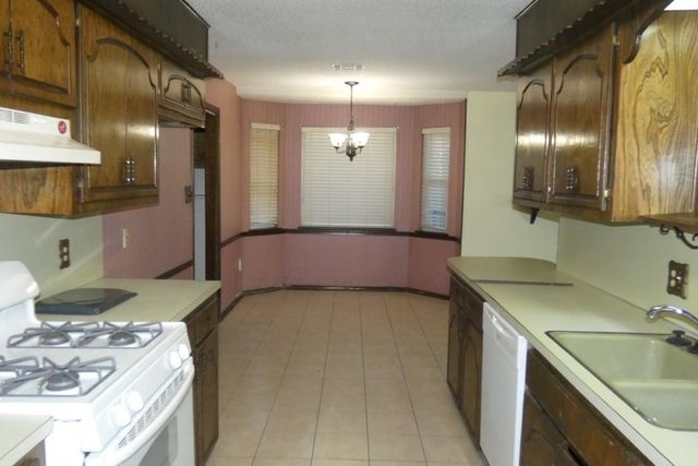 1907 NW Great Plains Blvd, Lawton, OK 73505