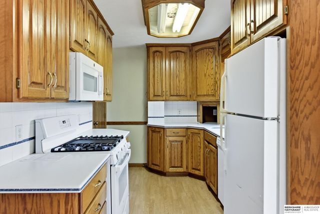 6015 Oak Street, Omaha, NE 68106