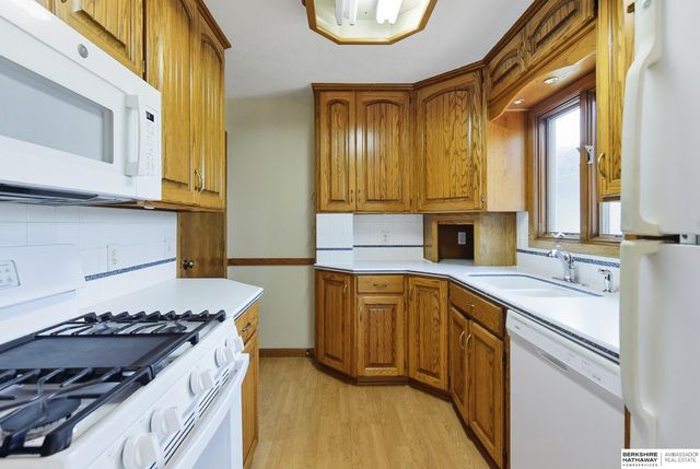 6015 Oak Street, Omaha, NE 68106