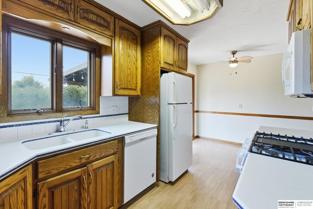 6015 Oak Street, Omaha, NE 68106