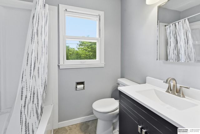 6015 Oak Street, Omaha, NE 68106