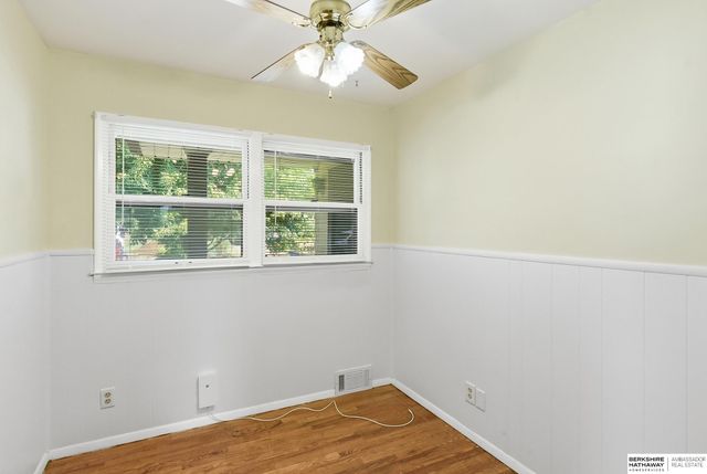 6015 Oak Street, Omaha, NE 68106