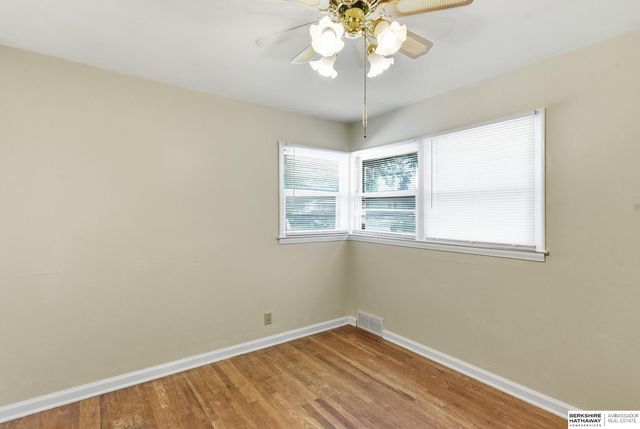 6015 Oak Street, Omaha, NE 68106