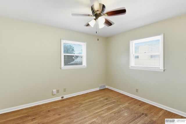 6015 Oak Street, Omaha, NE 68106