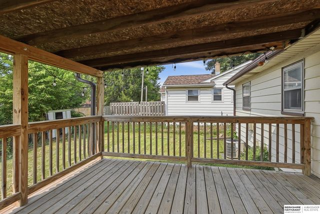 6015 Oak Street, Omaha, NE 68106