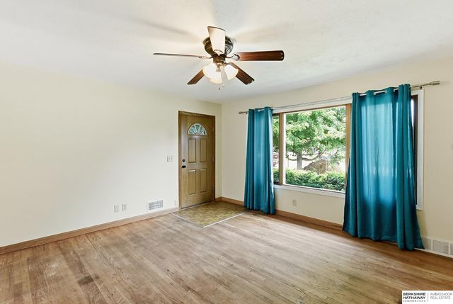 6015 Oak Street, Omaha, NE 68106