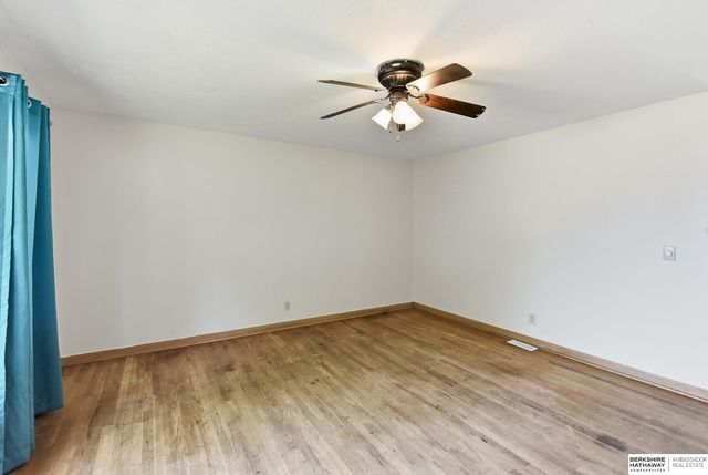 6015 Oak Street, Omaha, NE 68106