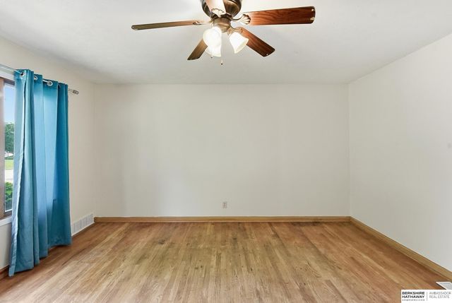 6015 Oak Street, Omaha, NE 68106