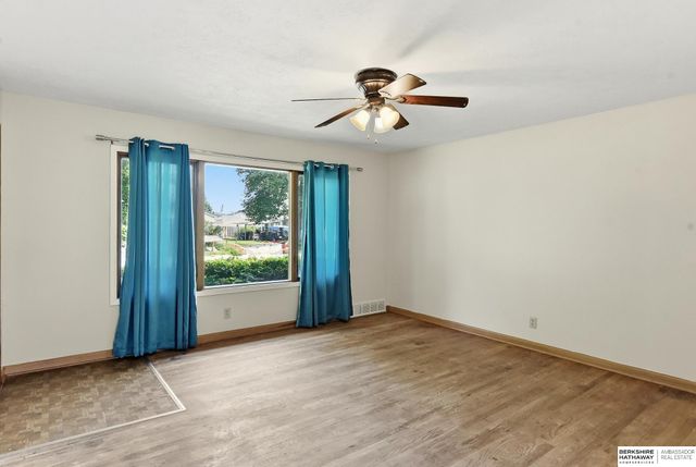 6015 Oak Street, Omaha, NE 68106