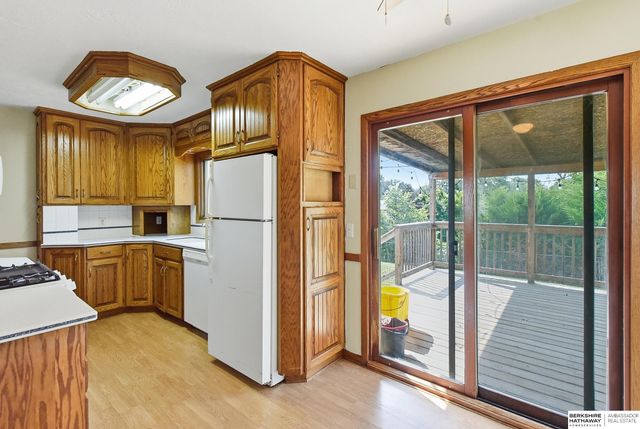 6015 Oak Street, Omaha, NE 68106