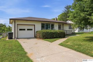 6015 Oak Street, Omaha, NE 68106