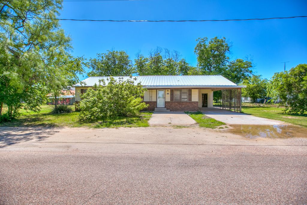 Image 1 of property listing at 805 Sycamore Street, Miles, TX 76861