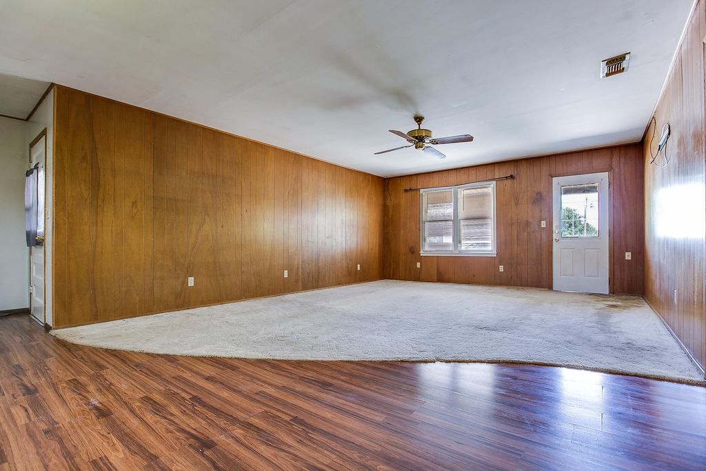 Image 10 of property listing at 805 Sycamore Street, Miles, TX 76861